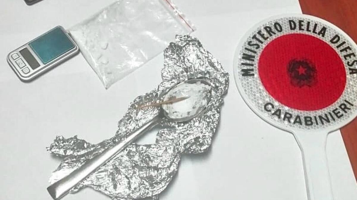 Estorce denaro ai genitori per comprare la droga, arrestato - 