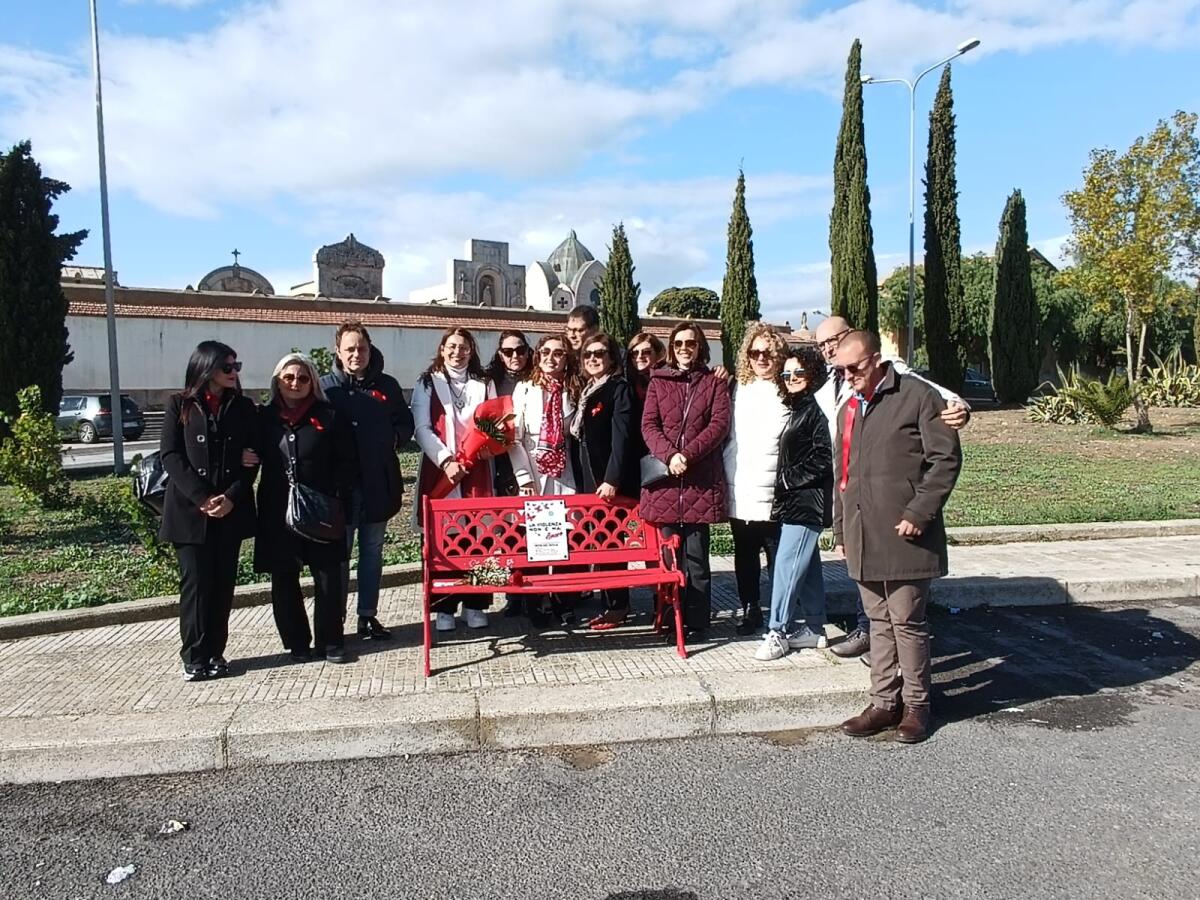 Quella panca rossa vicina al cimitero&#8230; - 