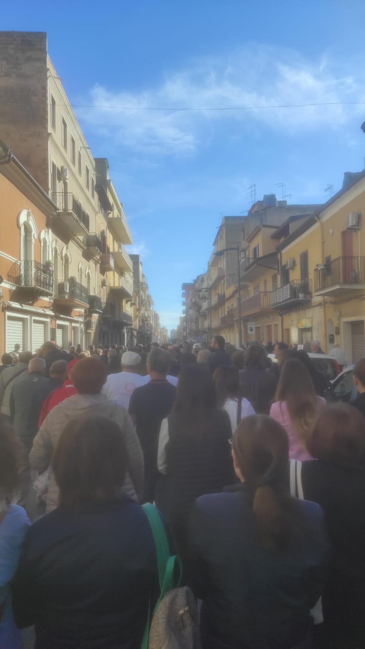 Un fiume di gente alla Camminata per la vita - 