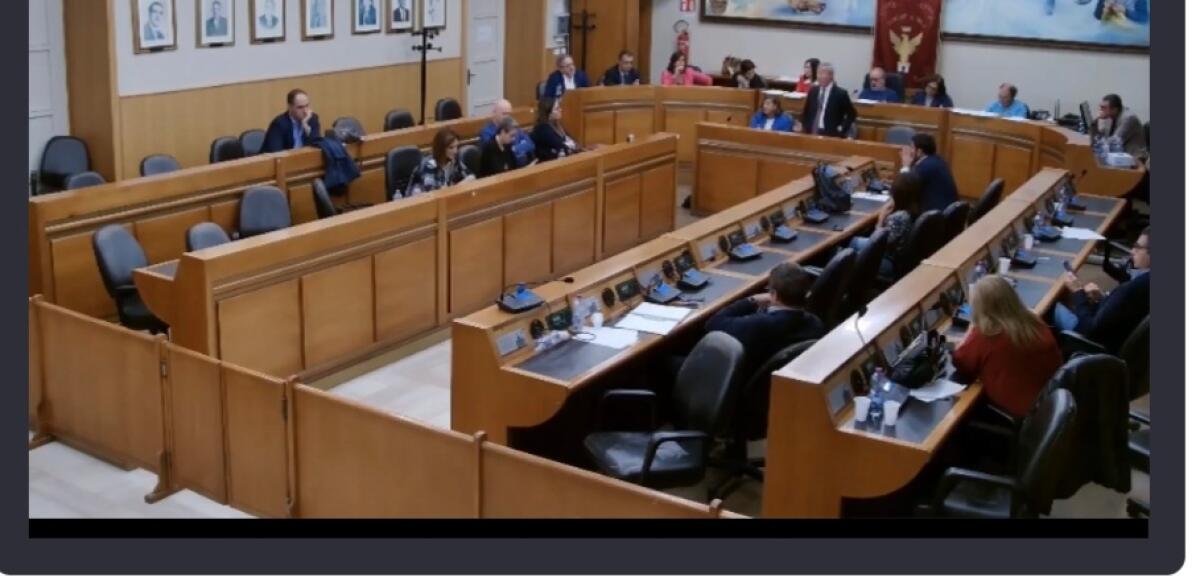 Tra proteste dei dipendenti comunali e fuga dei consiglieri slitta il voto sul dissesto - 