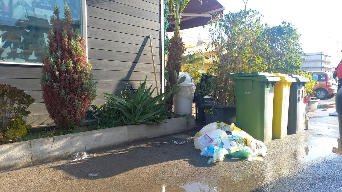 Sporcaccione incallito agisce ogni sera alle 23 gettando rifiuti davanti a un bar di via Venezia - 