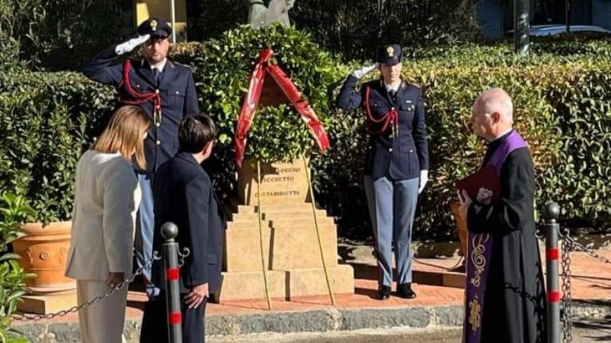 Corona d&#8217;alloro in ricordo dei caduti della Polizia - 