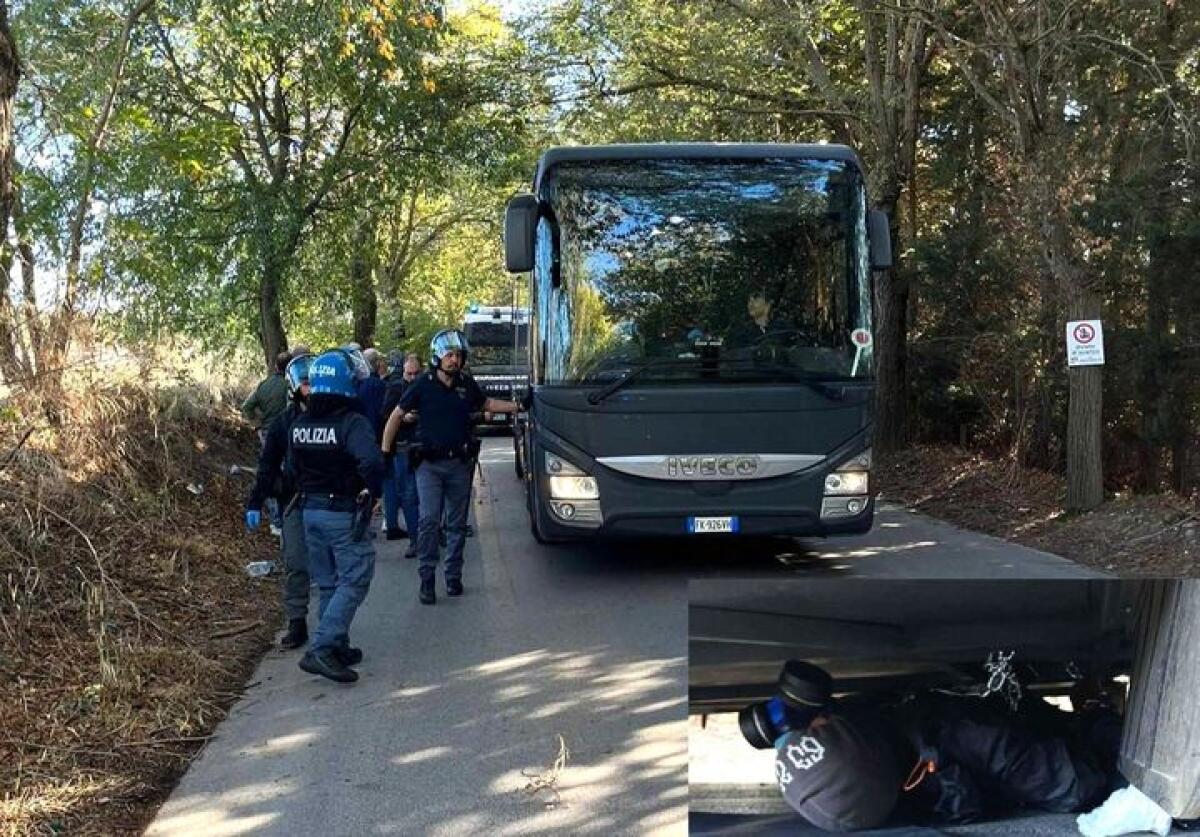 Attivisti bloccano pullman della Polizia che rimpatriava cittadini stranieri irregolari trattenuti - 