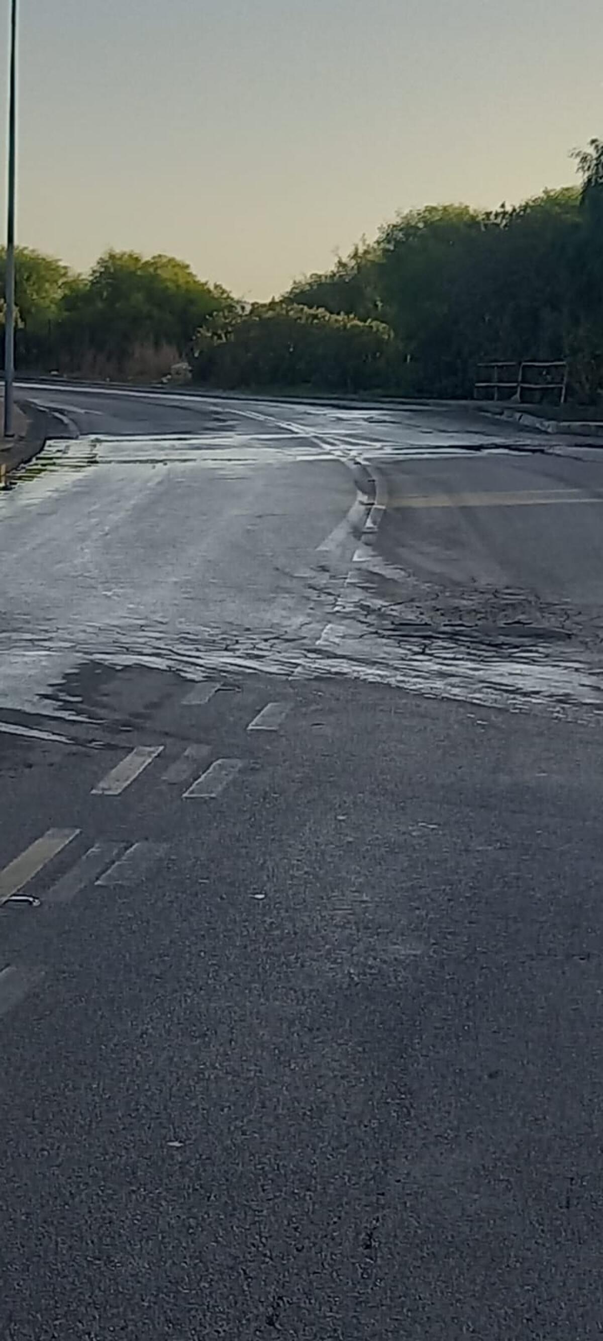 Via dell’Acropoli come una palude…e nessuno se ne cura -