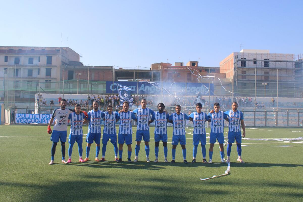 “Click biancazzurro”, il Gela in piazza San Giacomo per la foto ufficiale insieme ai tifosi - 