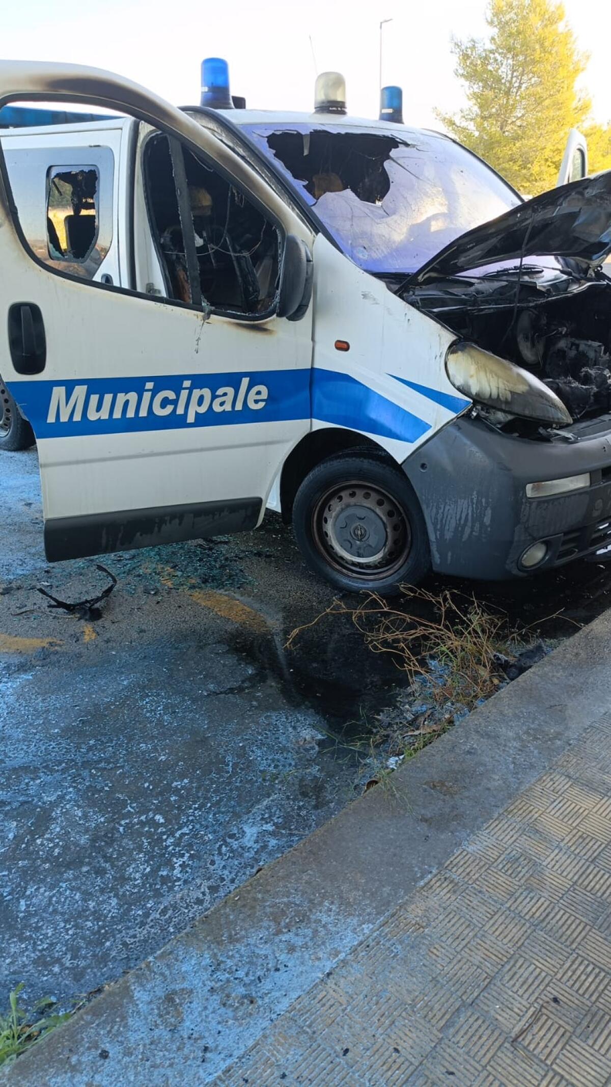 A fuoco i mezzi della Polizia Municipale -