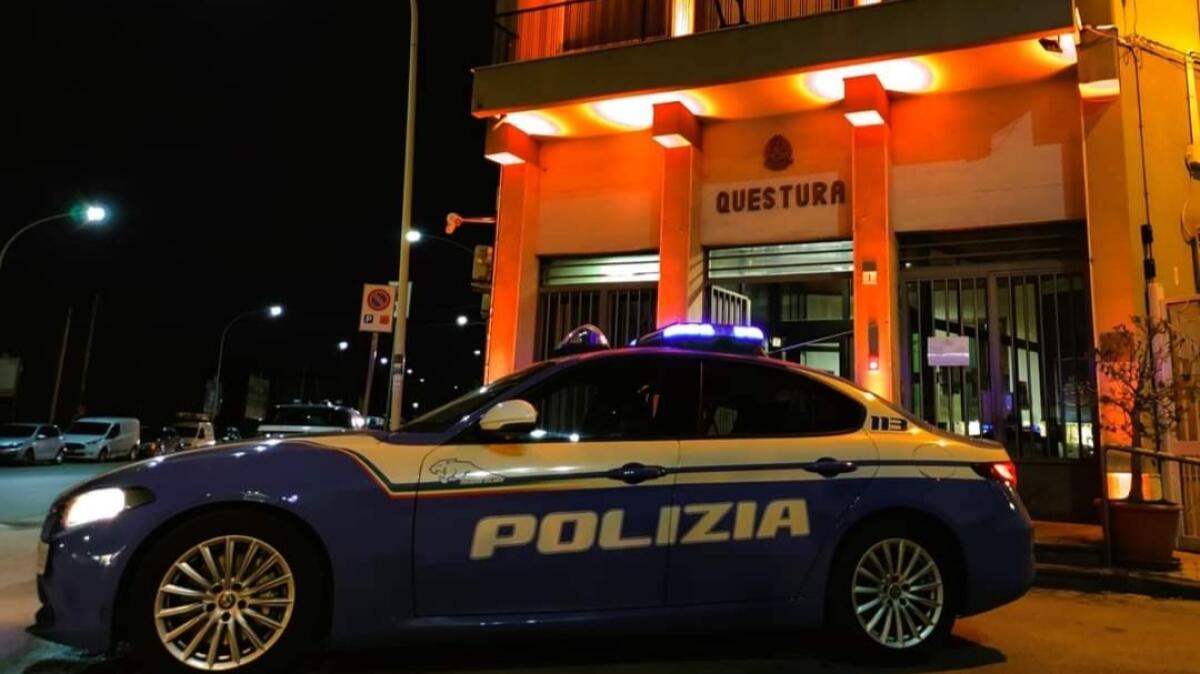 La Questura si illumina di arancione contro ogni violenza - 