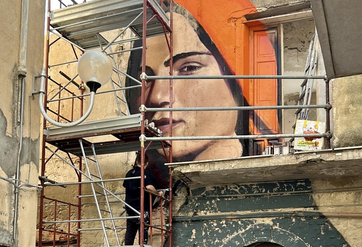 “Ué &#8211; Eventi Urbani”, domani alle 12 in centro storico l&#8217;inaugurazione dell’opera di street art “Sola non sei” - 