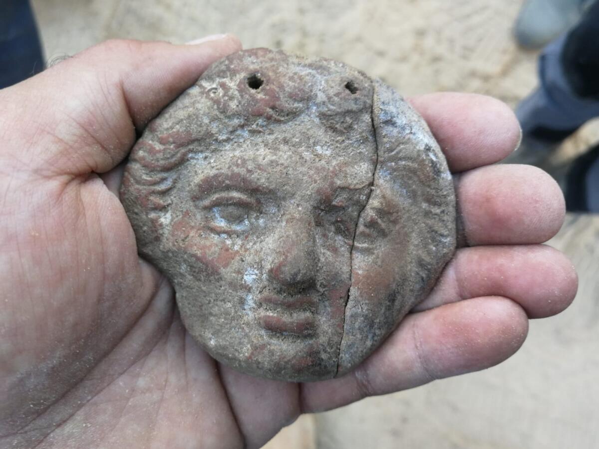 In via Butera affiora un oscillum di età greca - 