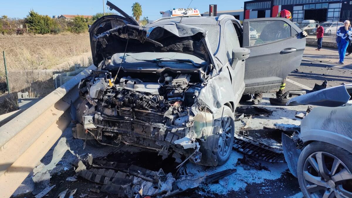 Schianto nel Ragusano, auto prende fuoco: 6 feriti -