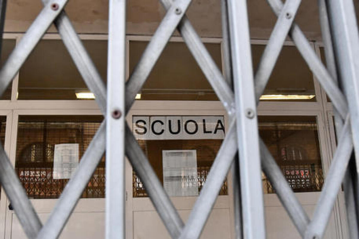 I Civici bocciano il dimensionamento scolastico - Il cancello dellÕistituto Montale chiusi, da questa mattina le scuole superiori della Liguria sono chiuse a causa dellÕaumento dei contaggi di Covid-19 tra i ragazzi tra i 13 e 19 anni. Genova 8 marzo 2021.
ANSA/LUCA ZENNARO