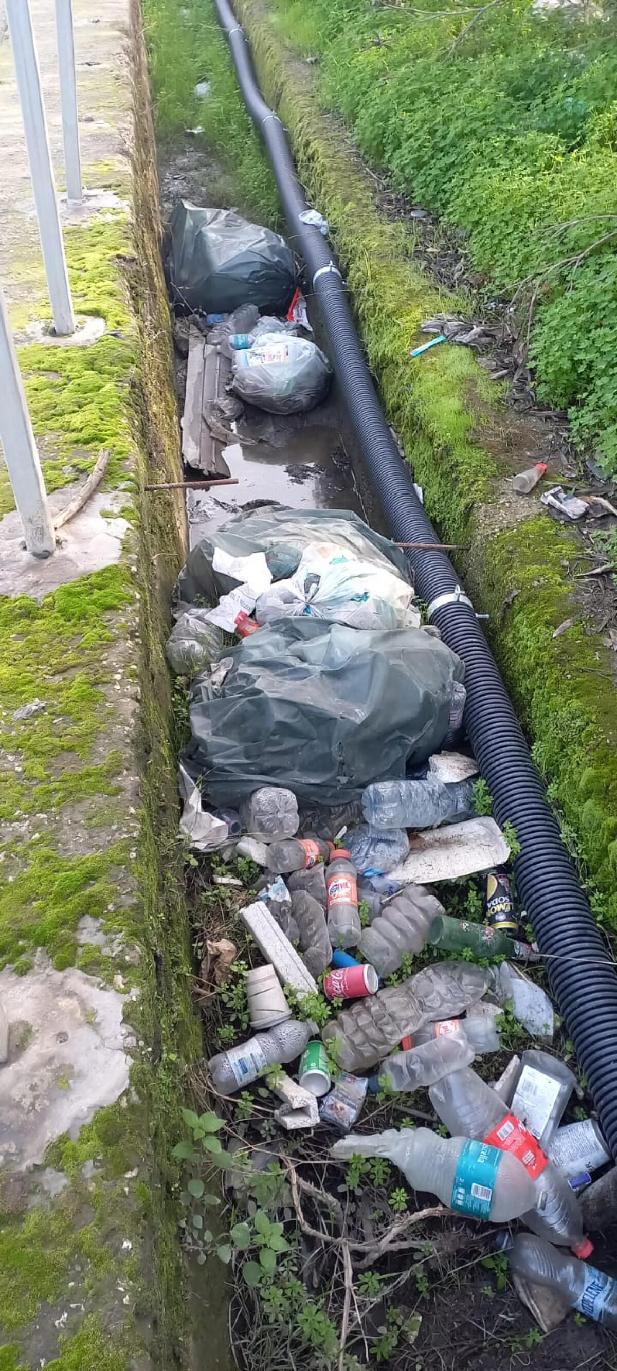 Cavo di via Paci di nuovo intasato da rifiuti -