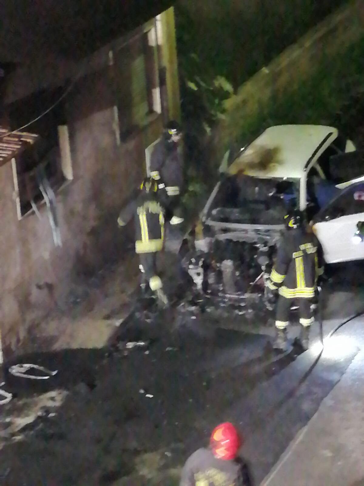 Auto in fiamme in via Virgilio - 