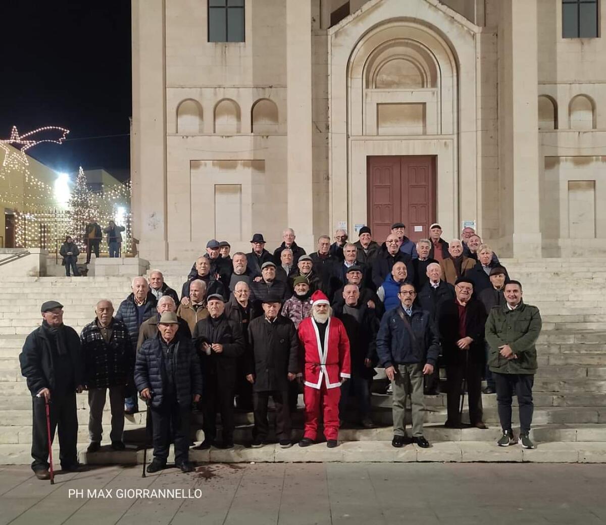 A piazza San Giacomo scambio di Auguri tra il comitato di quartiere e l&#8217;associazione anziani - 