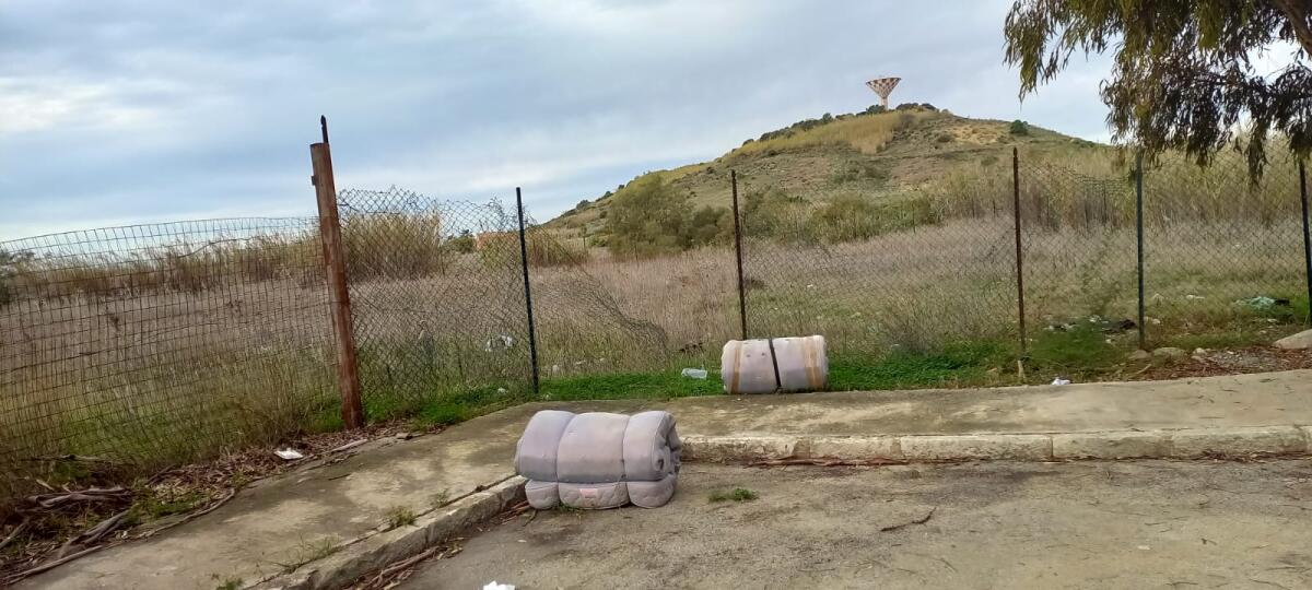 Materassi abbandonati in viale Cortemaggiore - 