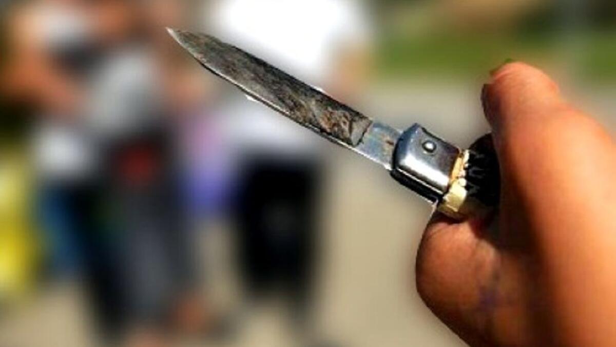 Tenta di accoltellare un giovane: preso - 