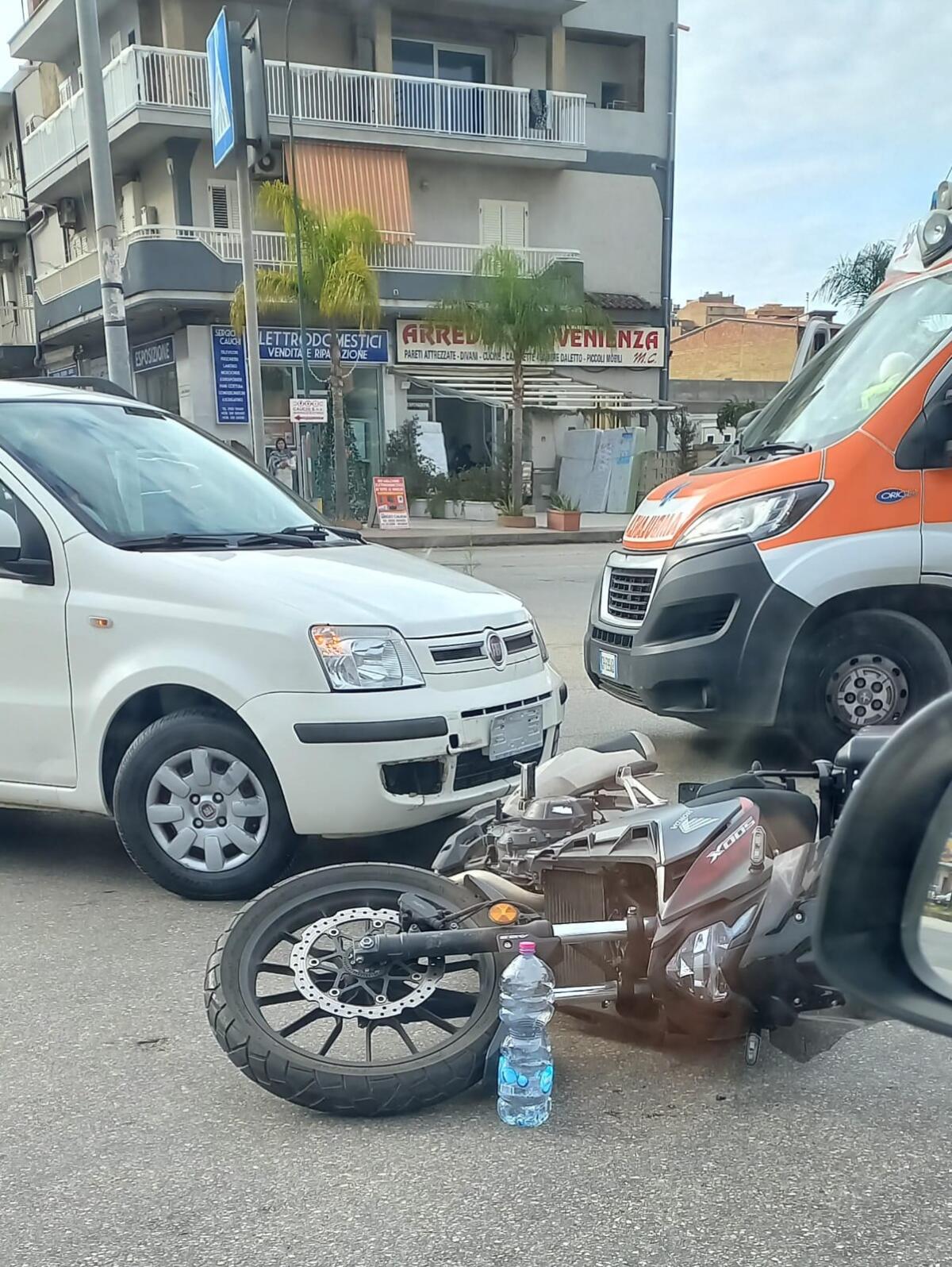 Incidente stradale all’angolo di via Venezia e via Paci -