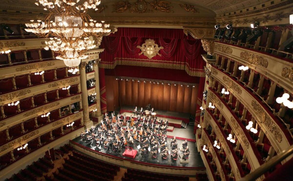 Oltre 2 milioni di euro per i teatri siciliani - Una immagine dell'interno del Teatro La Scala vuoto, ma con le sue porte aperte. La Filarmonica diretta da Daniel Barenboim esegue infatti la Marcia funebre (Adagio assai) dalla terza Sinfonia 'Eroica' di Ludwig van Beethoven per un pubblico che Ë al