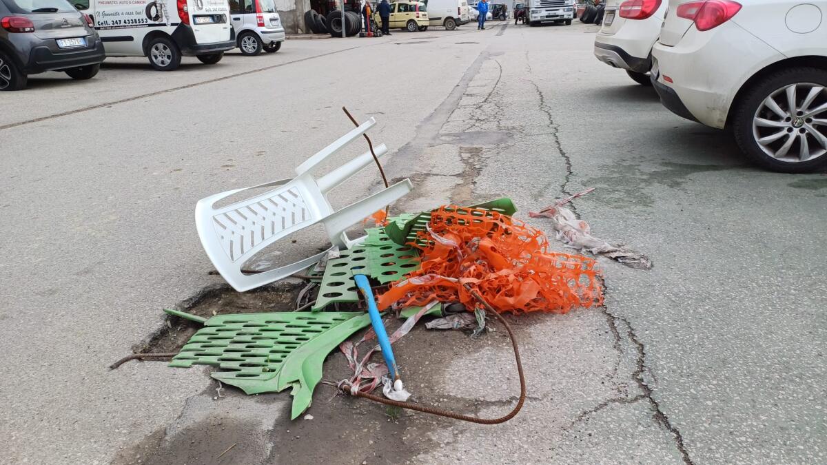 Tombino sprofondato da mesi in via Venezia - 