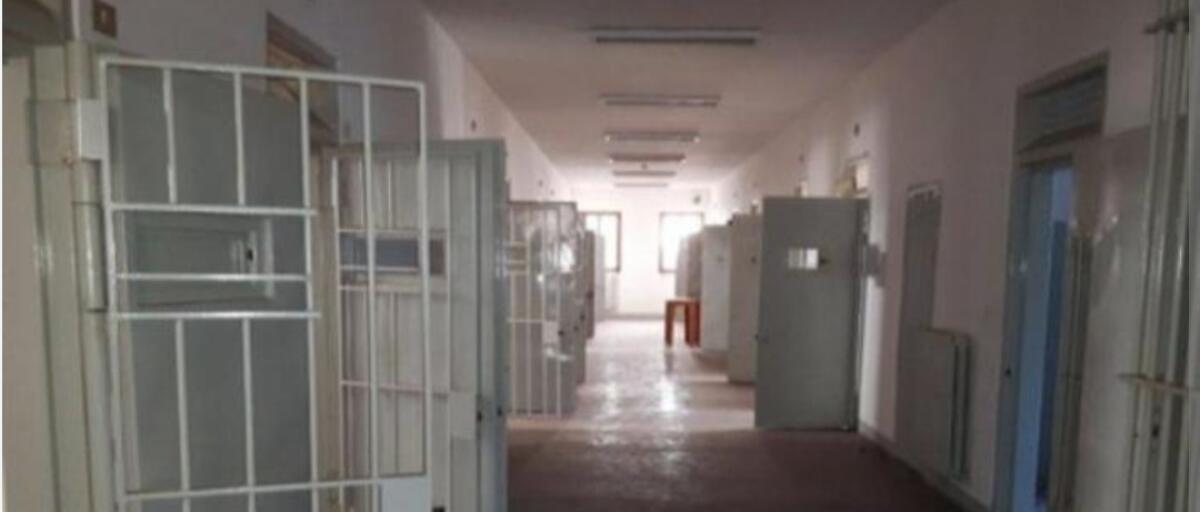 Appicca incendio alla sua cella, agenti della penitenziaria salvano lui e altri due detenuti -