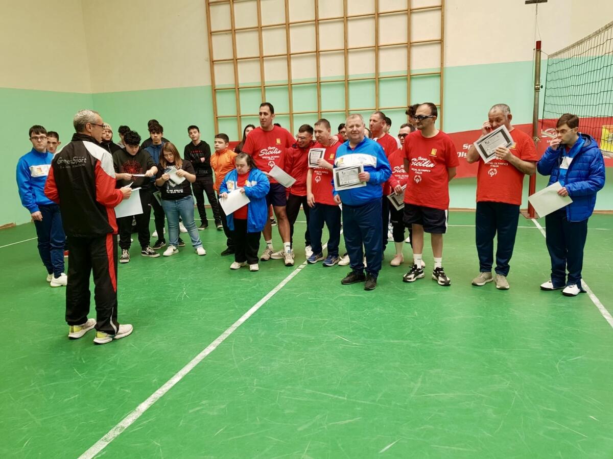 Gli studenti dell’Alberghiero e gli atleti dell’Orizzonte in campo nel volley unificato  - 