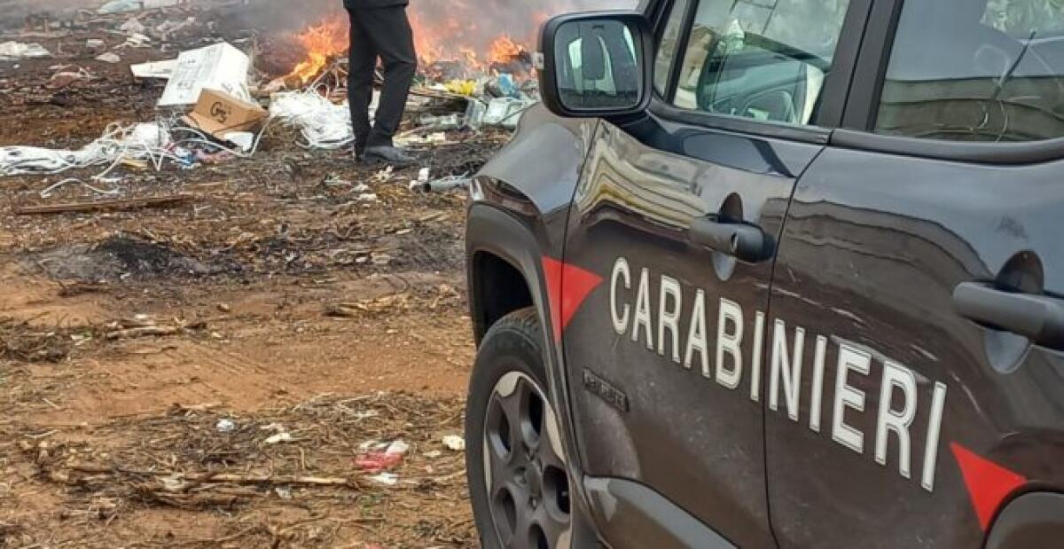 Denunciato per illecita combustione di rifiuti -