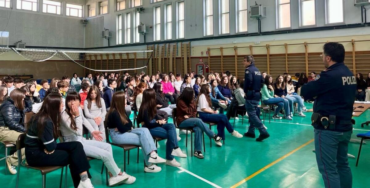 Polizia postale fa sensibilizzazione sui pericoli della rete -