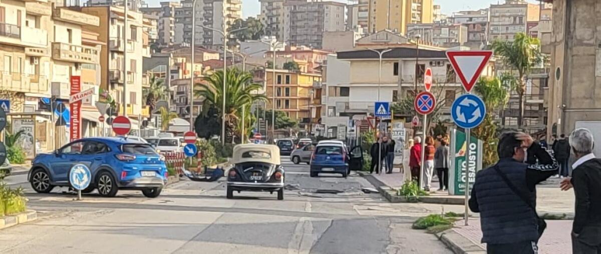 Incidente in via Butera con schianto sul muro di un supermercato - 