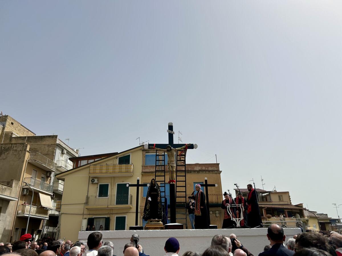“Preghiamo per la pace”, migliaia di fedeli in piazza Calvario per il Venerdì Santo  - 