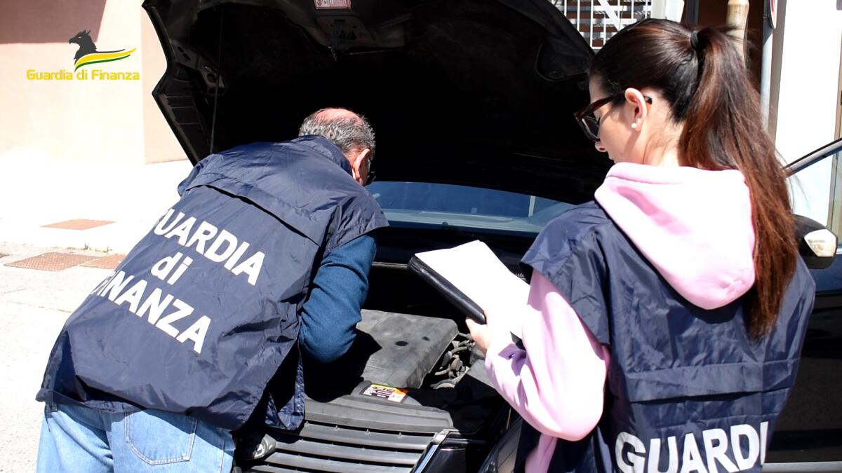 Chilometri scalati sulle auto, sequestri e denunce - 