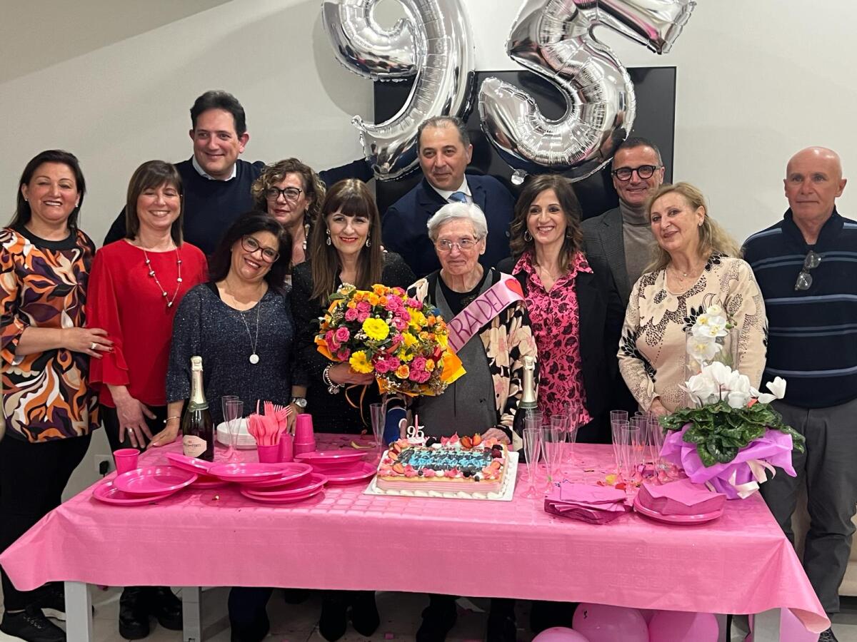 Festa a sorpresa per la maestra che compie 95 anni - 