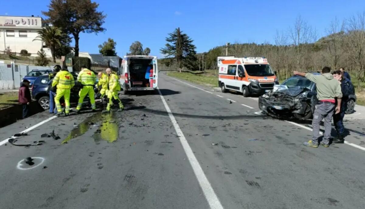 Frontale tra due auto, un ferito grave trasferito in elisoccorso - 