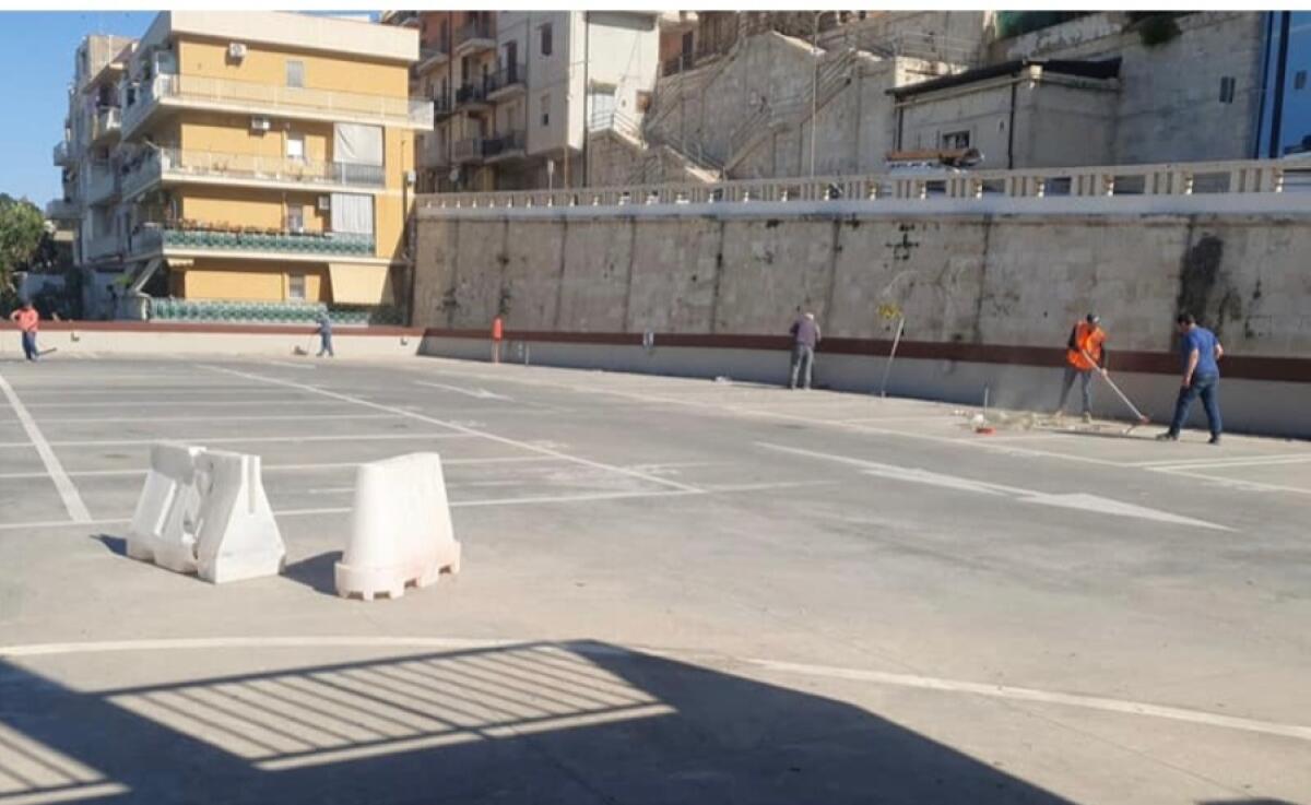 Turisti inglesi con valigie davanti al parcheggio Arena chiuso - 