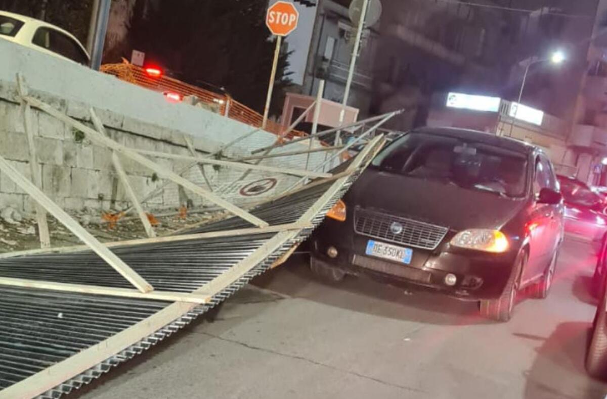 Raffiche di vento la recinzione del cantiere di Porta Vittoria finisce addosso a una Fiat - 