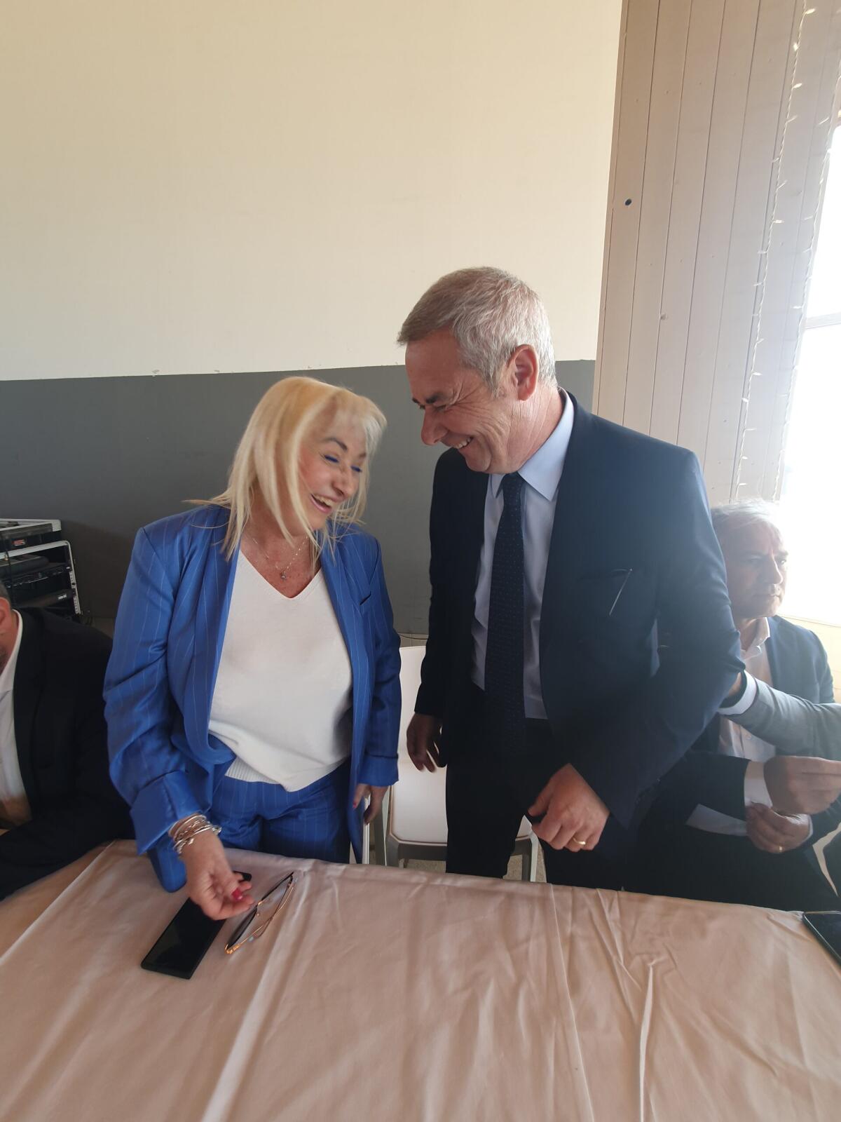 Look meloniano,colori berlusconiani per l’aspirante sindaco che accetta le sfide difficili -