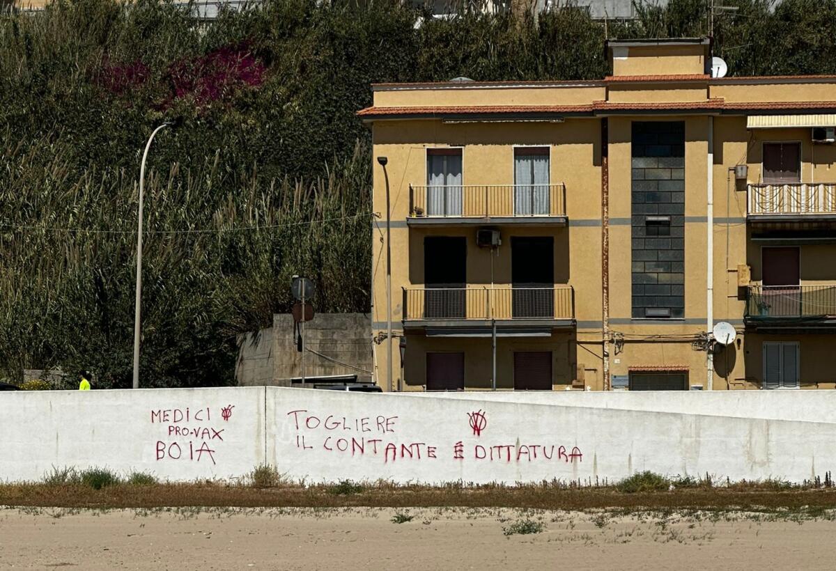 Muro Lungomare imbrattato:Totò Scerra chiede intervento del Comune - 