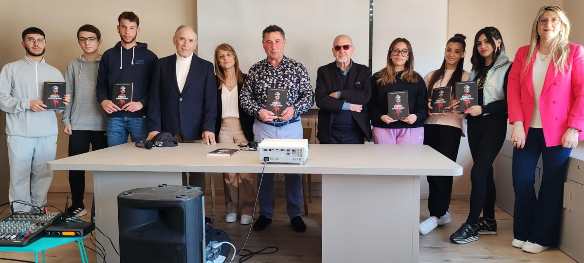Il preside Collura dona a studenti dello Sturzo il libro di Parlagreco -
