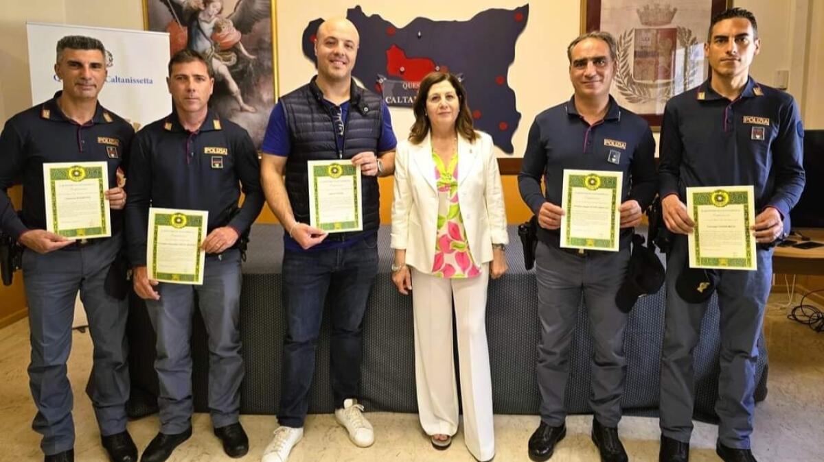 Il Questore consegna riconoscimenti a poliziotti - 