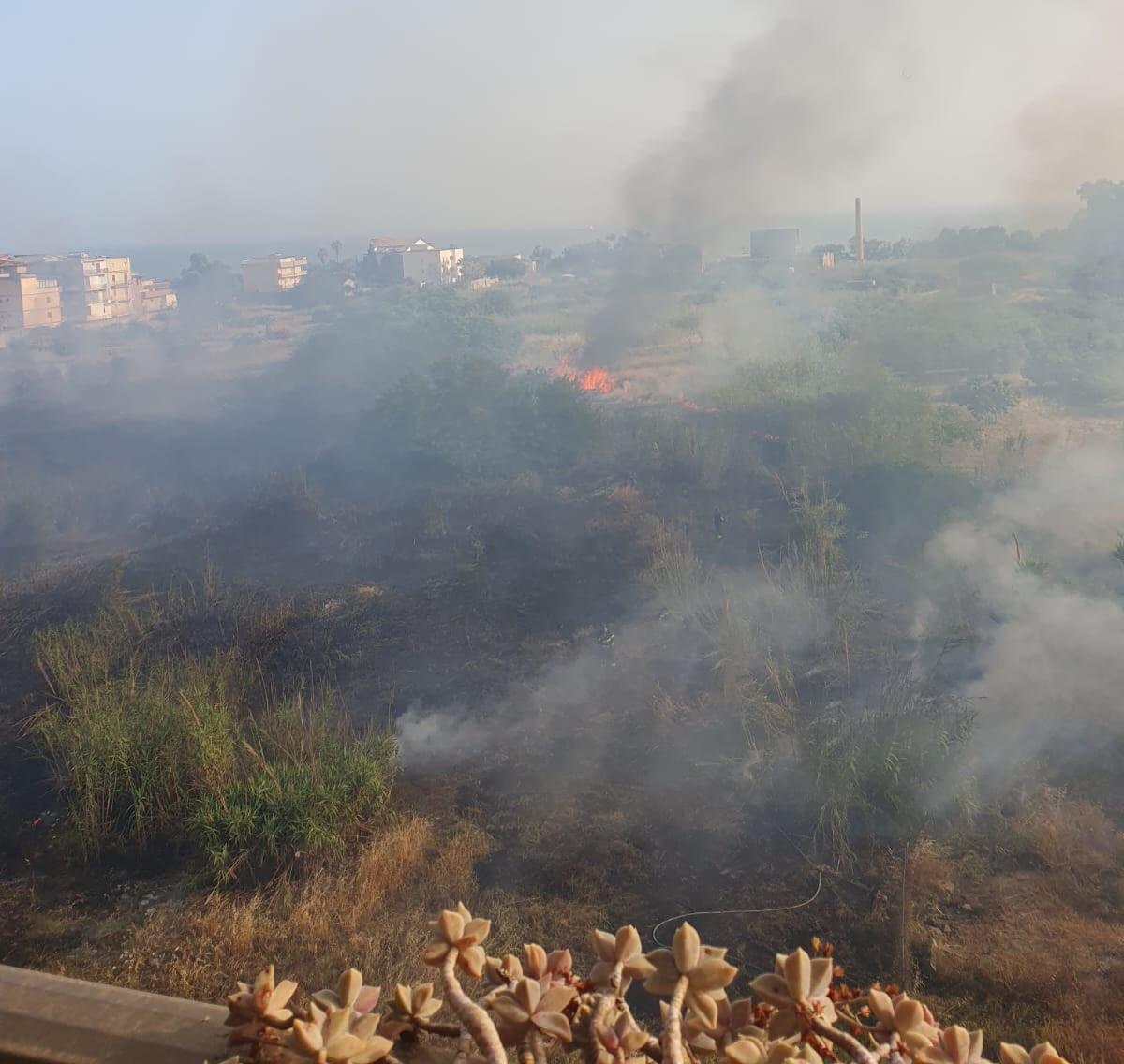 Vasto incendio nel lotto di fronte viale Indipendenza -