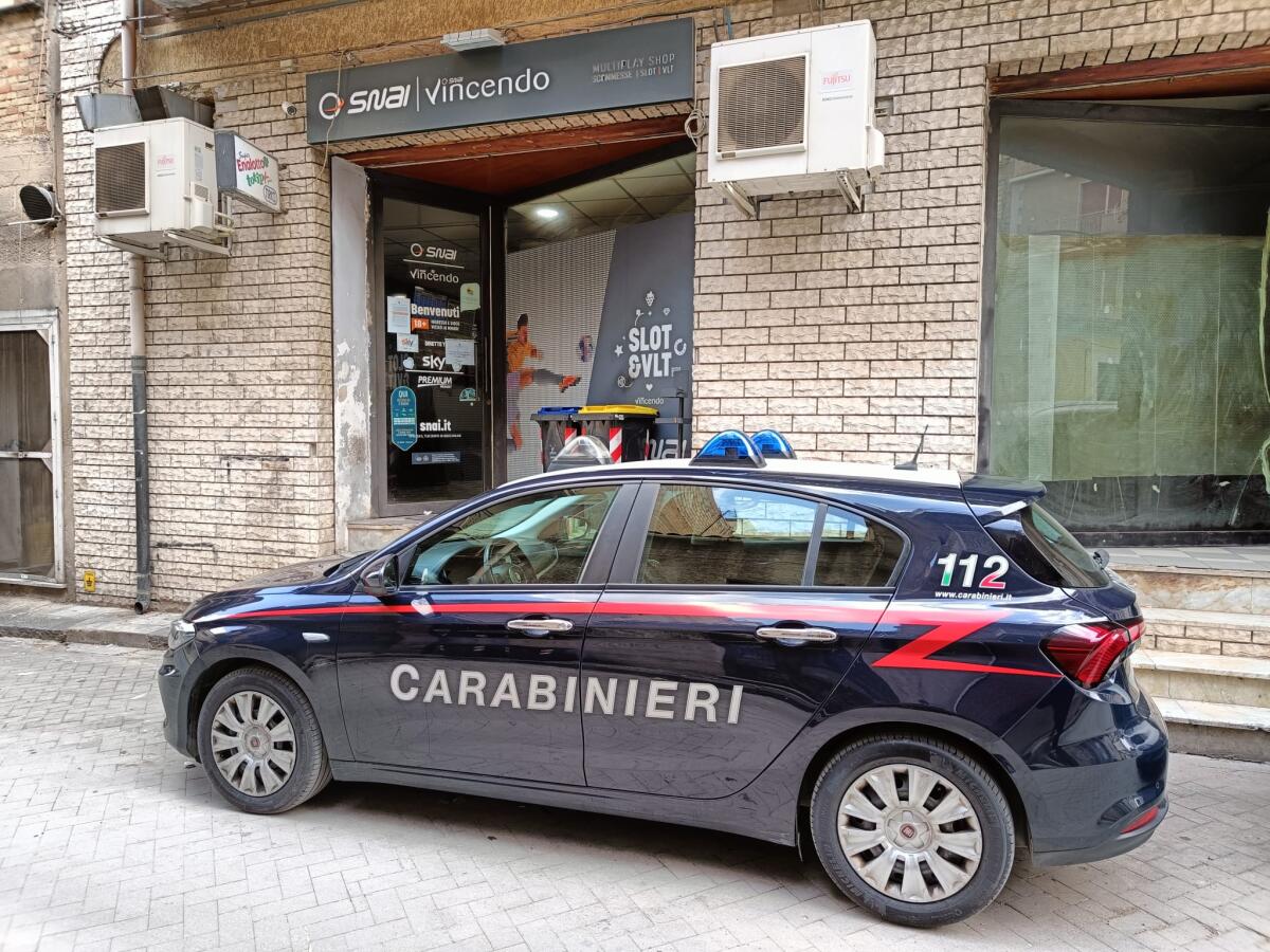 Sala scommesse ritrovo di pregiudicati - 