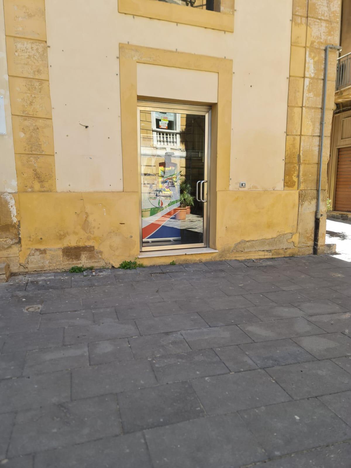 Insegna divelta nella sede di FdI di Caltanissetta - 