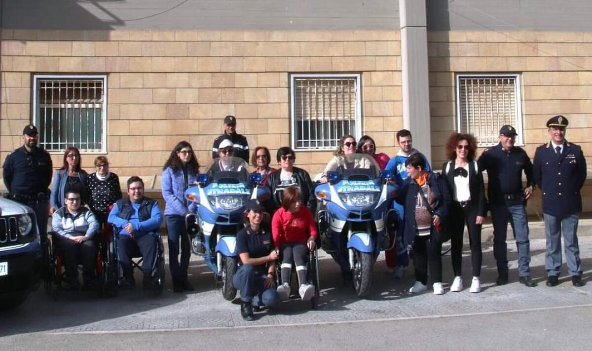 Delegazione di &#8220;Art Therapy&#8221; in Commissariato - 