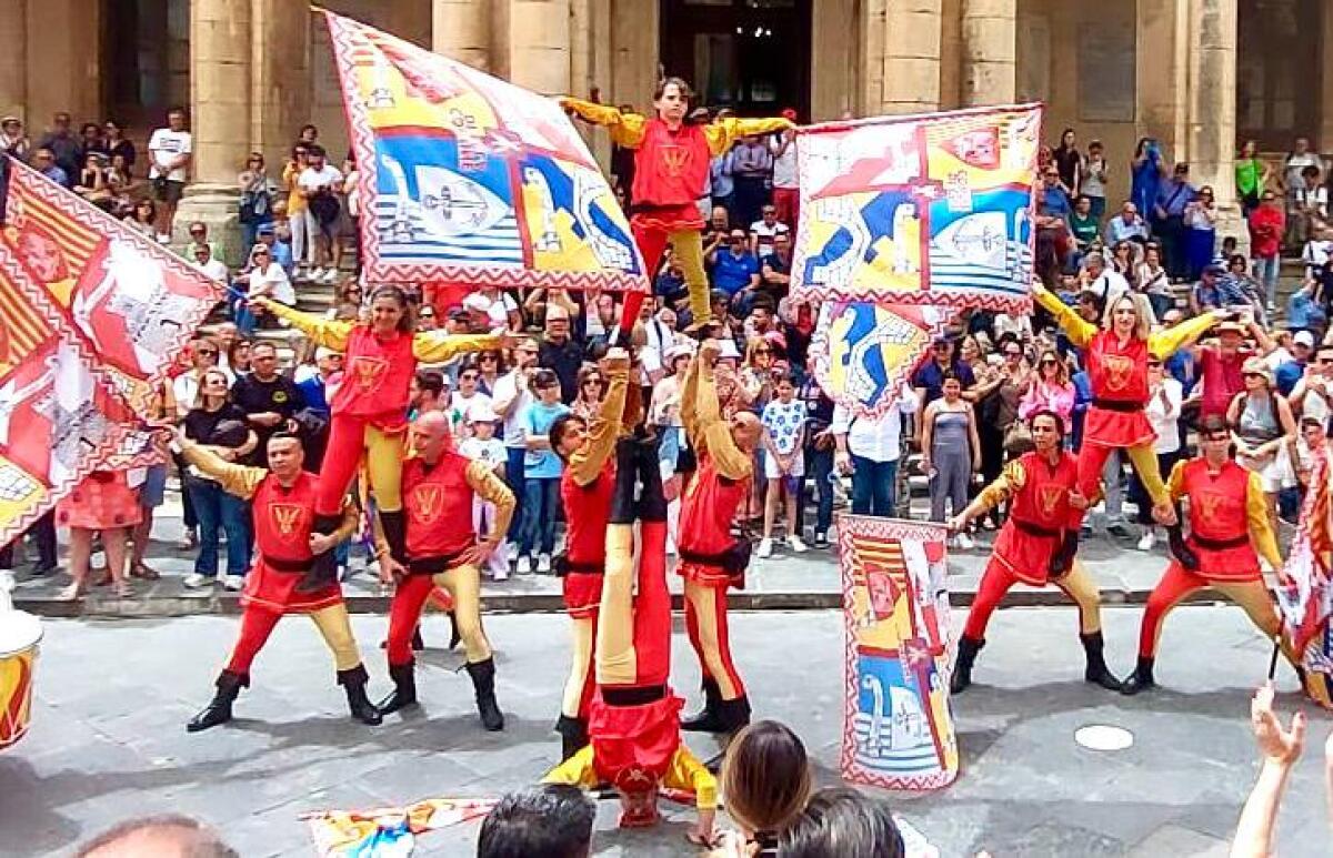 Gela e Noto unite nel trionfo di colori e tradizione con gli sbandieratori - 