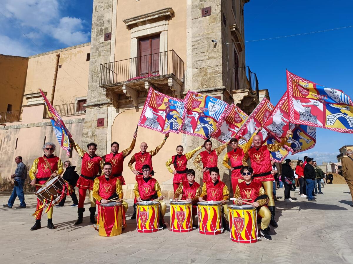 Gli Sbandieratori di Gela all’Infiorata di Noto -