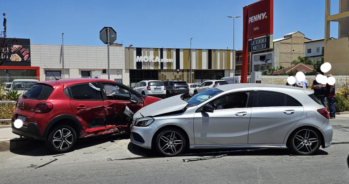 Scontro fra auto in via Venezia - 
