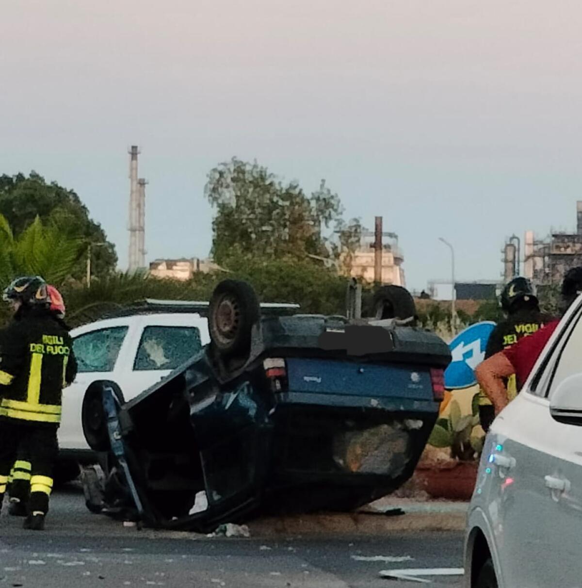 Incidente con auto ribaltata vicino al Tribunale -