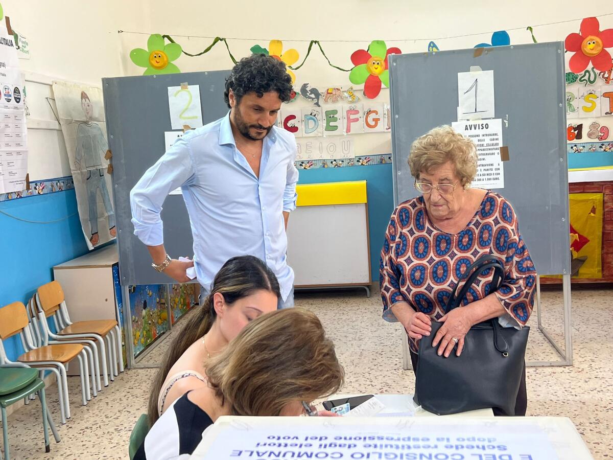 Totò Scerra al seggio con l&#8217;inseparabile nonna Lina - 