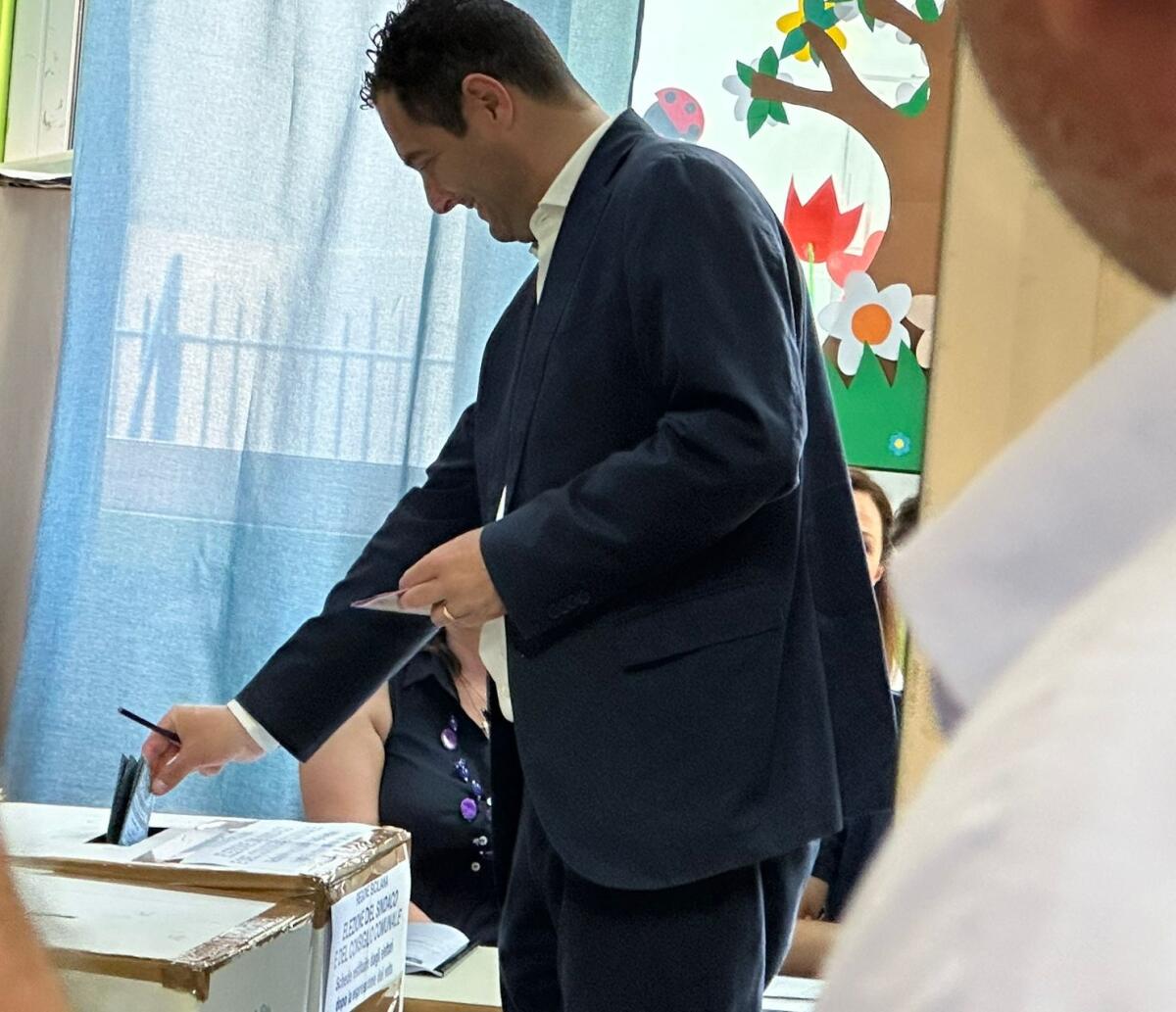 Di Stefano al seggio con la moglie Sandra. In calo percentuale votanti alle 12 - 