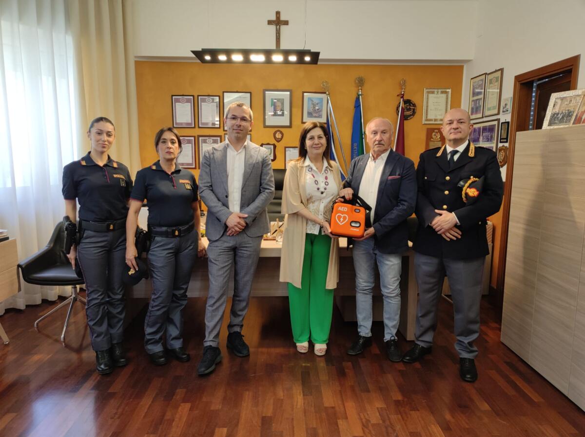 L’Avis dona un defibrillatore alla Questura - 