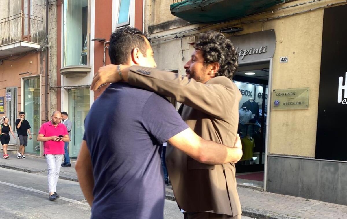 Il lungo abbraccio tra Totò e Terenziano che fa tremare il centrodestra - 